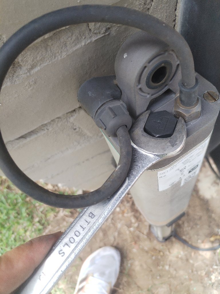 Detalle de un mecanismo de portón fotografiado durante una visita de mantenimiento preventivo