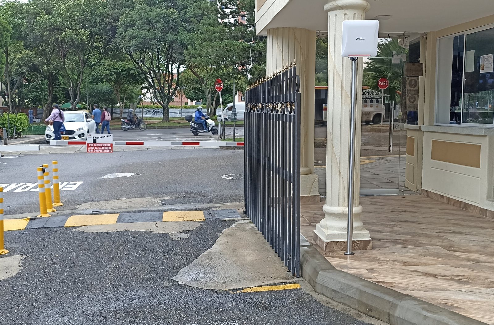 Talanqueras del acceso vehicular del Conjunto Residencial Acropolis en Bucaramanga