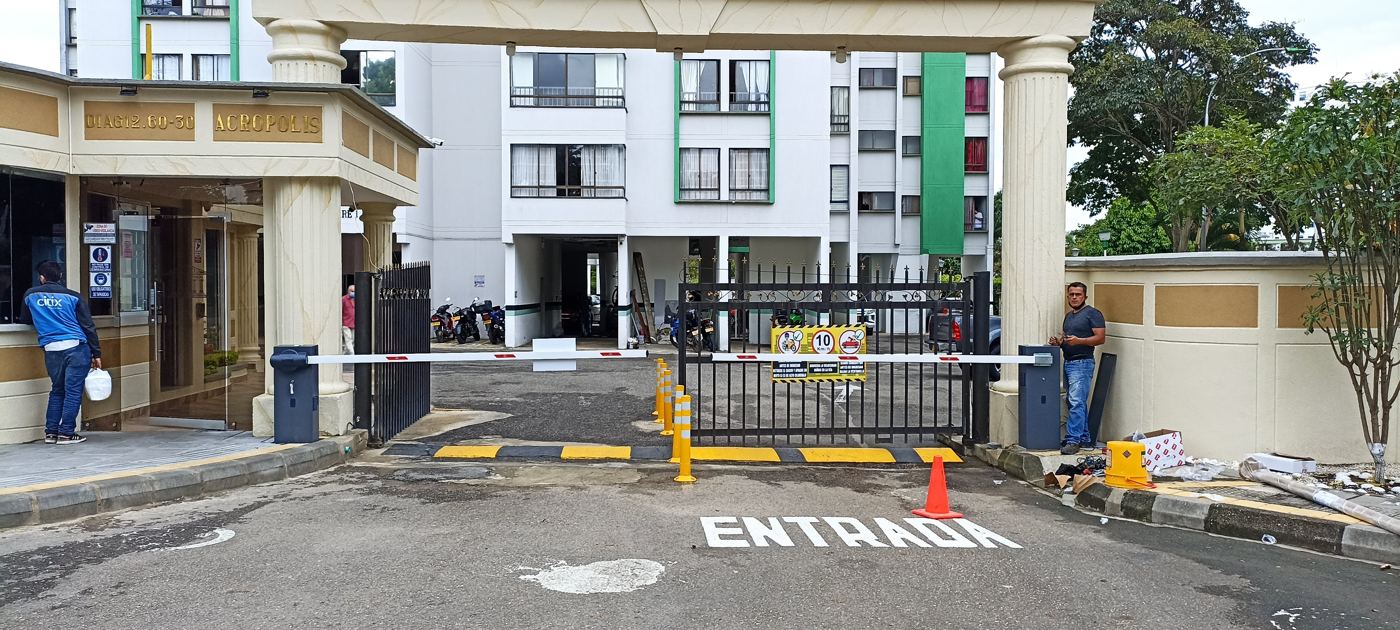 Acceso vehicular del Conjunto Residencial Acropolis, vista 5