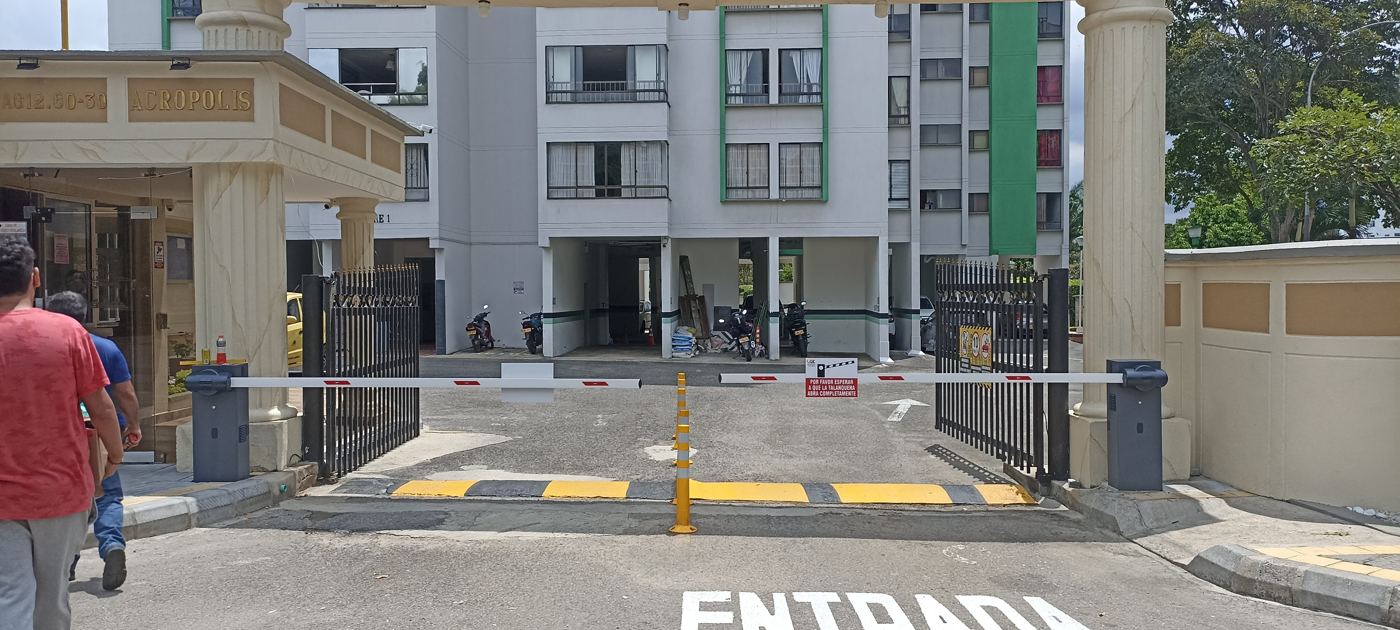Acceso vehicular del Conjunto Residencial Acropolis, vista 6