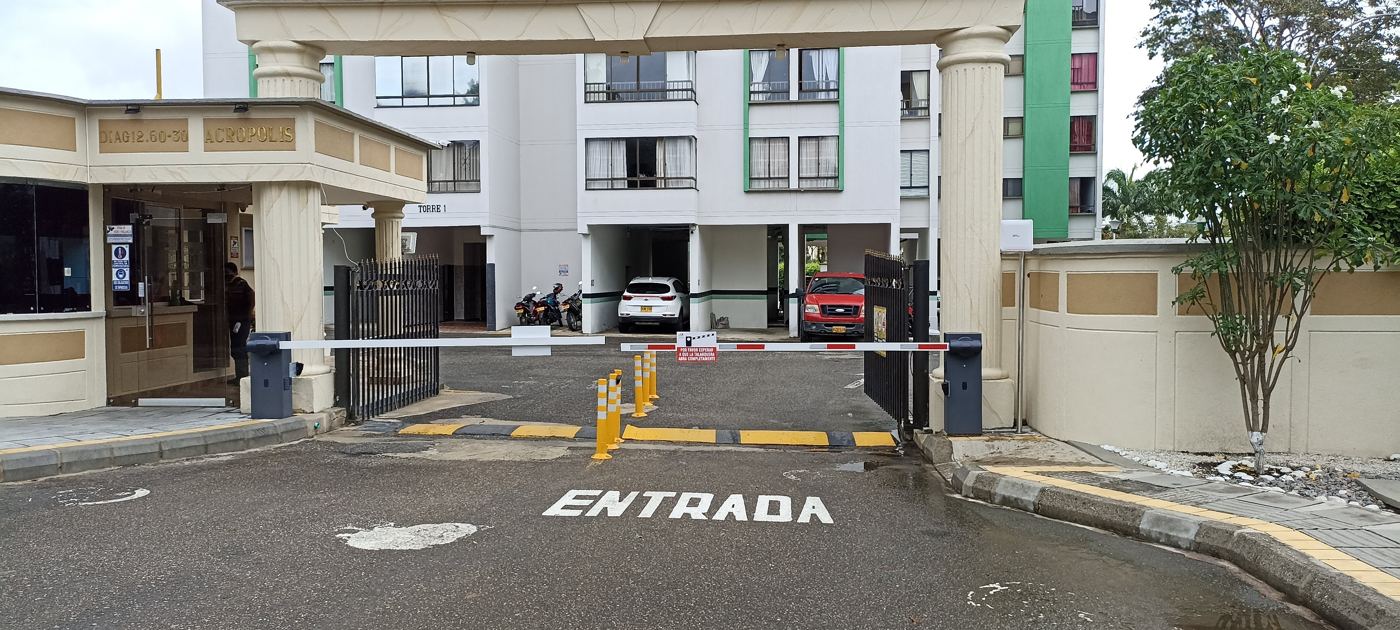 Acceso vehicular del Conjunto Residencial Acropolis, vista 7