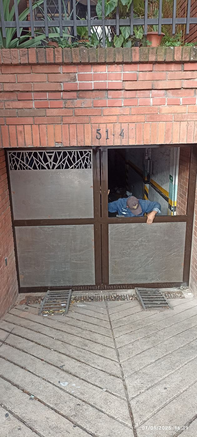 Portón batiente de la Unidad Residencial Cataluña, vista 8