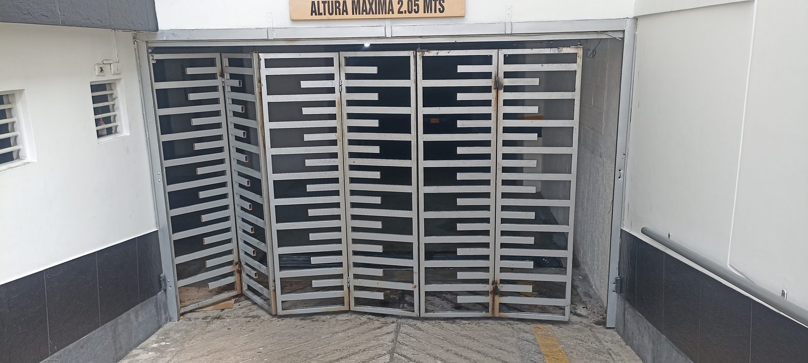 Portón batiente en el acceso del Edificio Dimonti de Bucaramanga