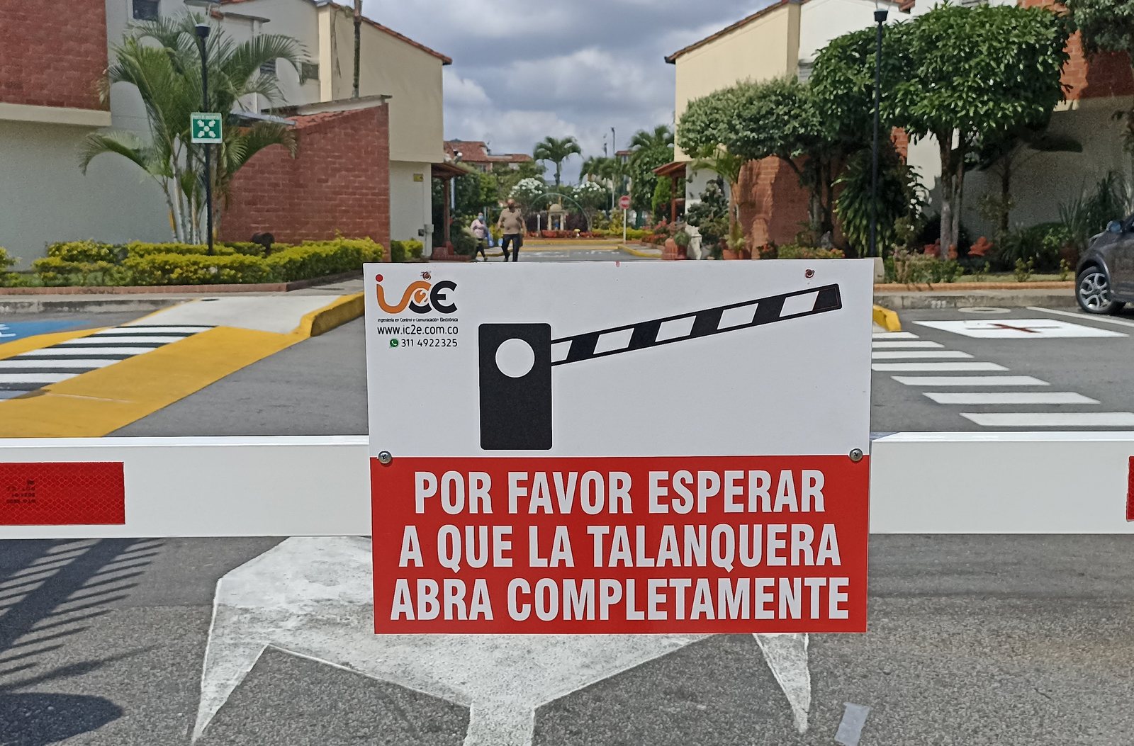 Talanquera y señal de control de ingreso en el Conjunto Residencial El Girasol de Bucaramanga