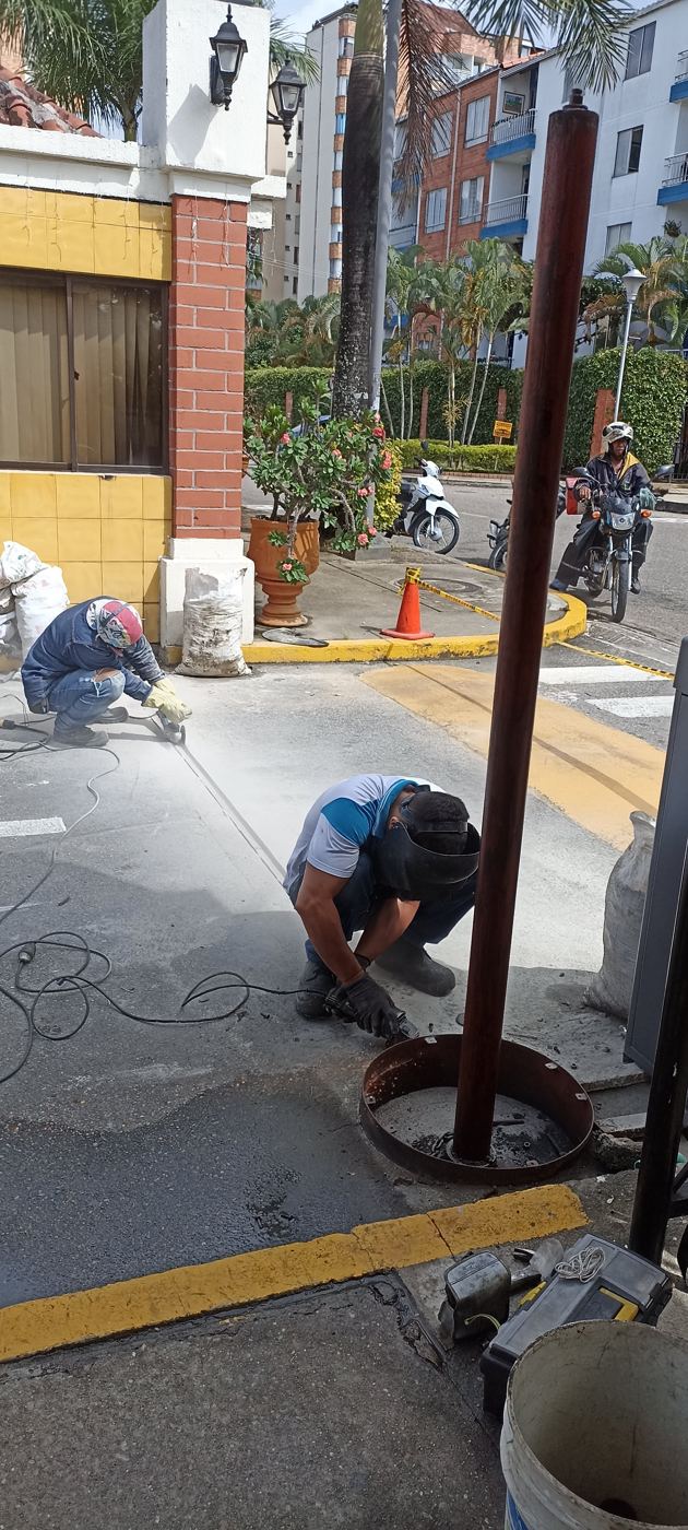 Acceso vehicular del Conjunto Residencial El Girasol, vista 2