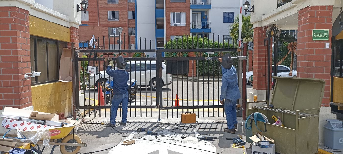 Acceso vehicular del Conjunto Residencial El Girasol, vista 4
