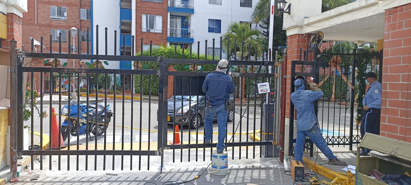 Acceso vehicular del Conjunto Residencial El Girasol, vista 5