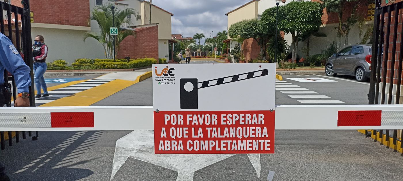 Acceso vehicular del Conjunto Residencial El Girasol, vista 6