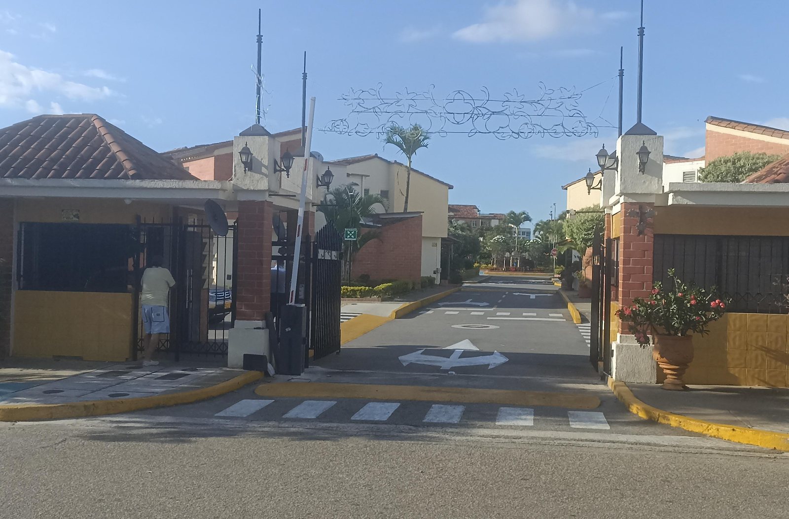 Vista del acceso del Conjunto Residencial El Girasol