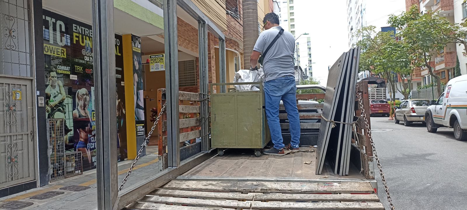 Portón batiente de dos hojas del Edificio José Acevedo y Gómez en Bucaramanga