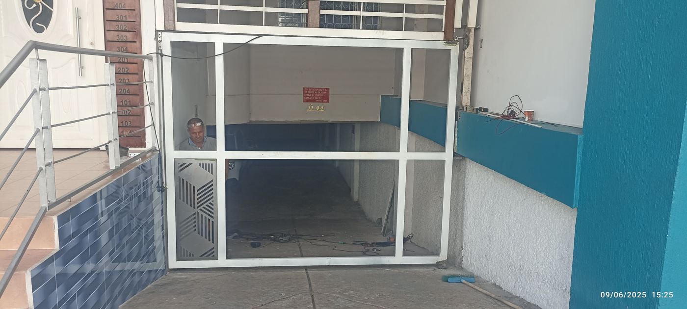 Portón batiente del Edificio Kalamary, vista 2