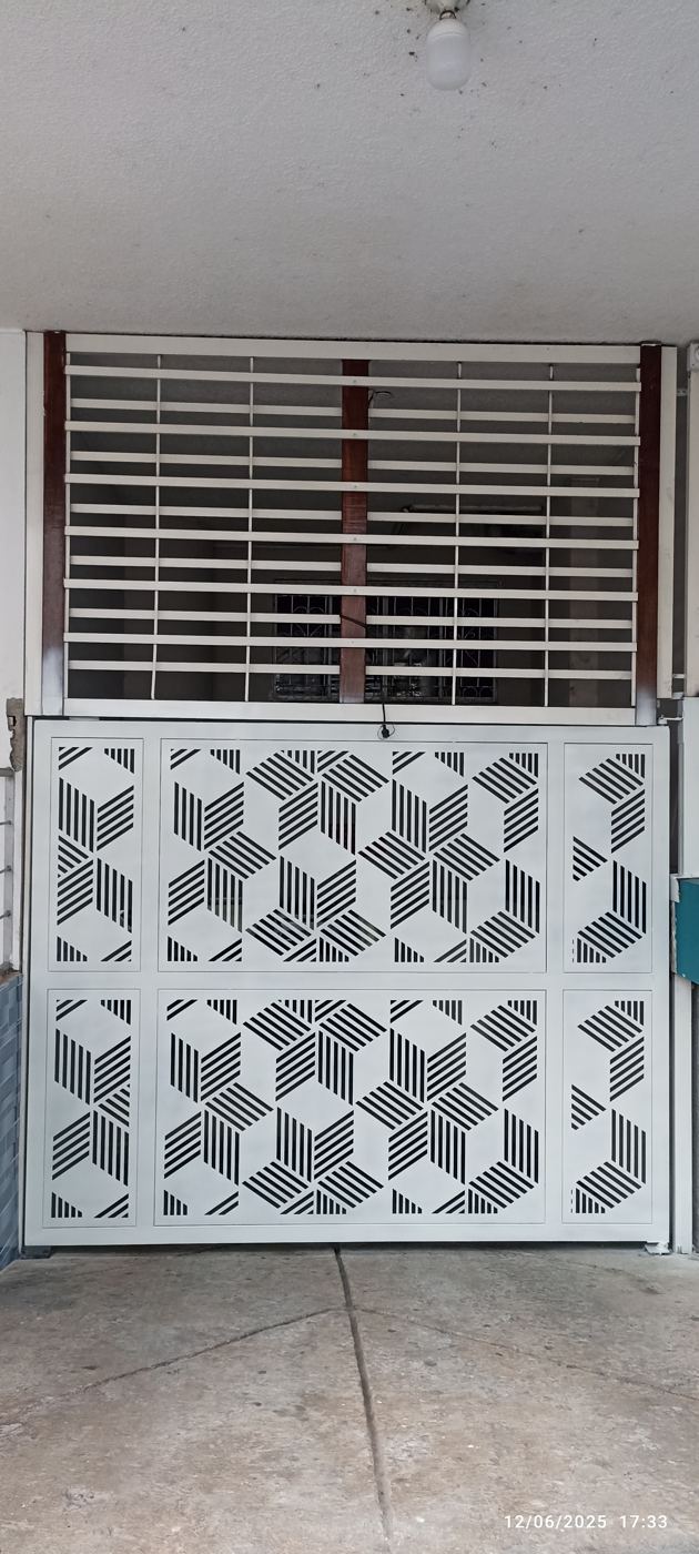 Portón batiente del Edificio Kalamary, vista 4