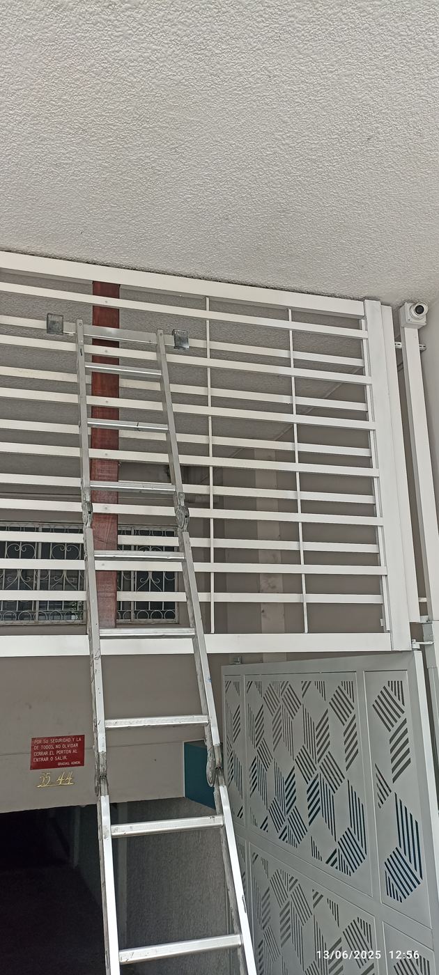 Portón batiente del Edificio Kalamary, vista 5
