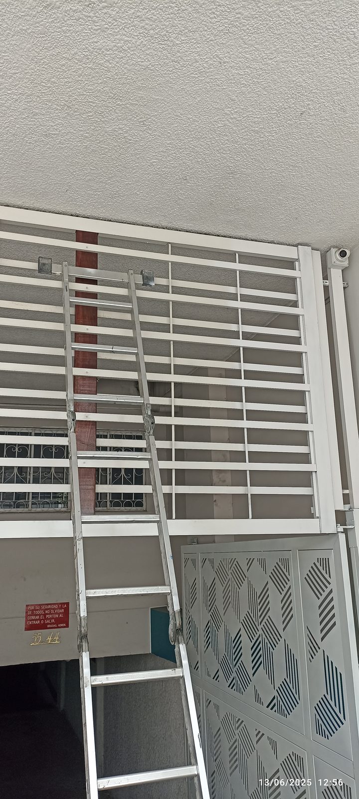 Detalle complementario del portón batiente del Edificio Kalamary
