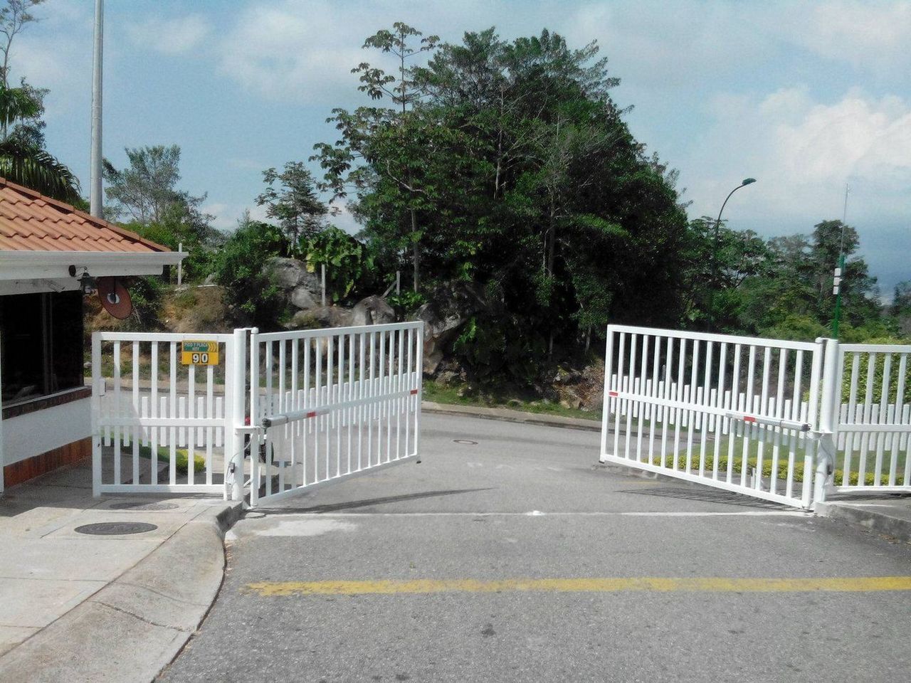 Portón batiente del Conjunto Residencial La Cima en Piedecuesta
