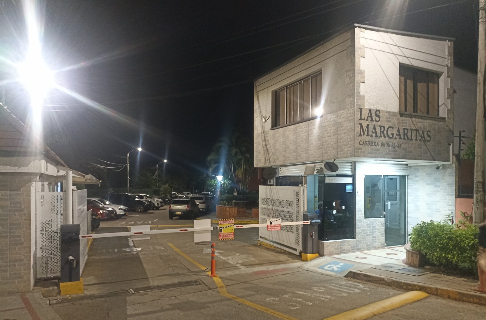 Ingreso nocturno del Parque Residencial Conjunto Cerrado Las Margaritas