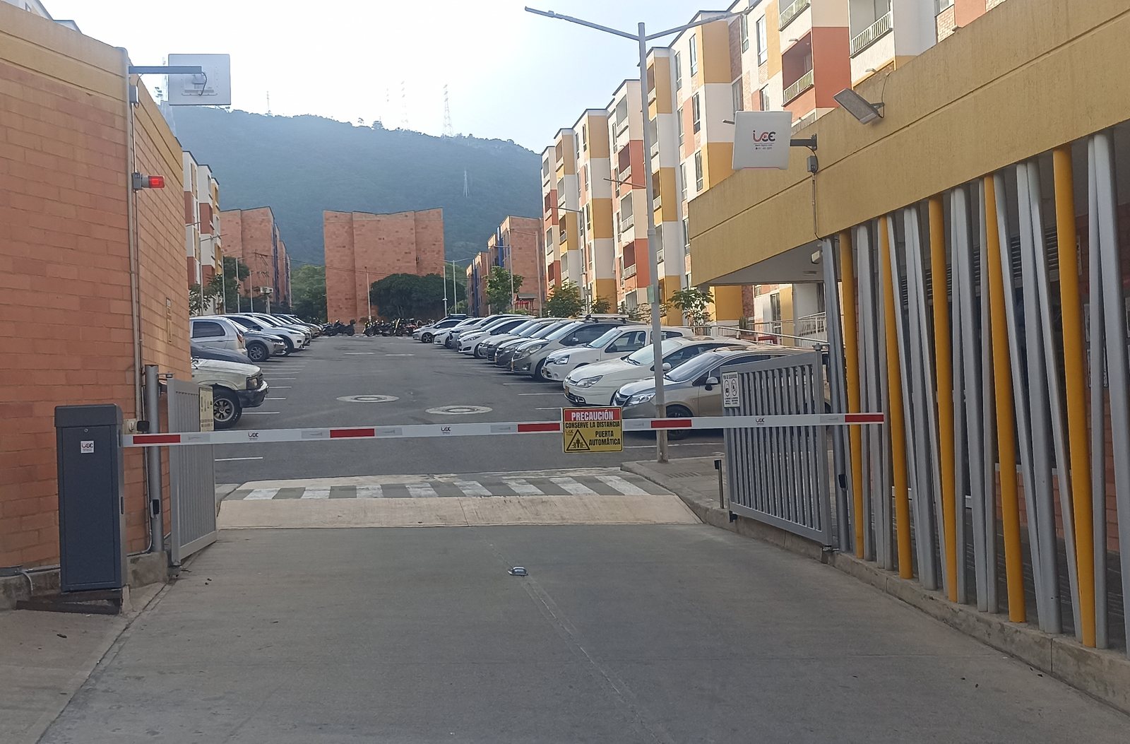 Acceso vehicular del Conjunto Residencial Montebianco Apartamentos en Girón