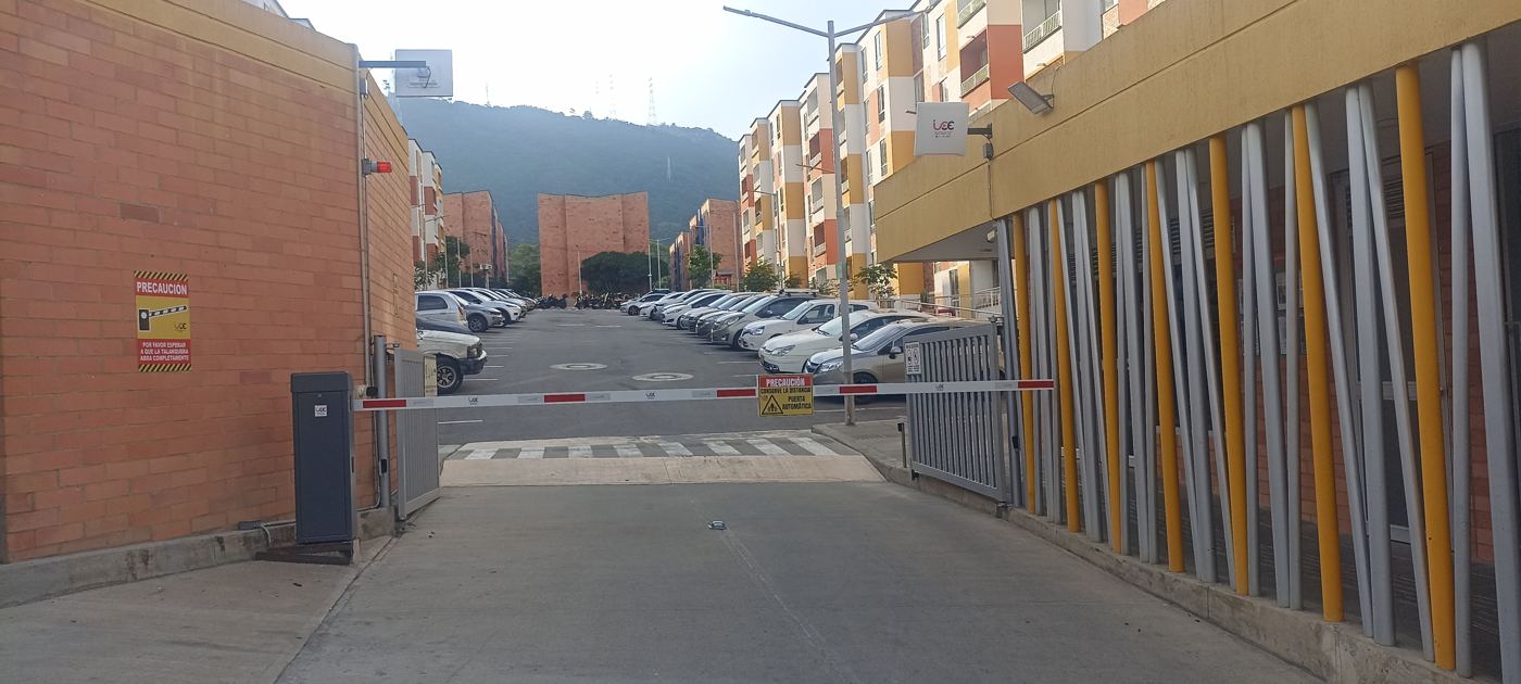 Acceso vehicular de Montebianco Apartamentos, vista 6