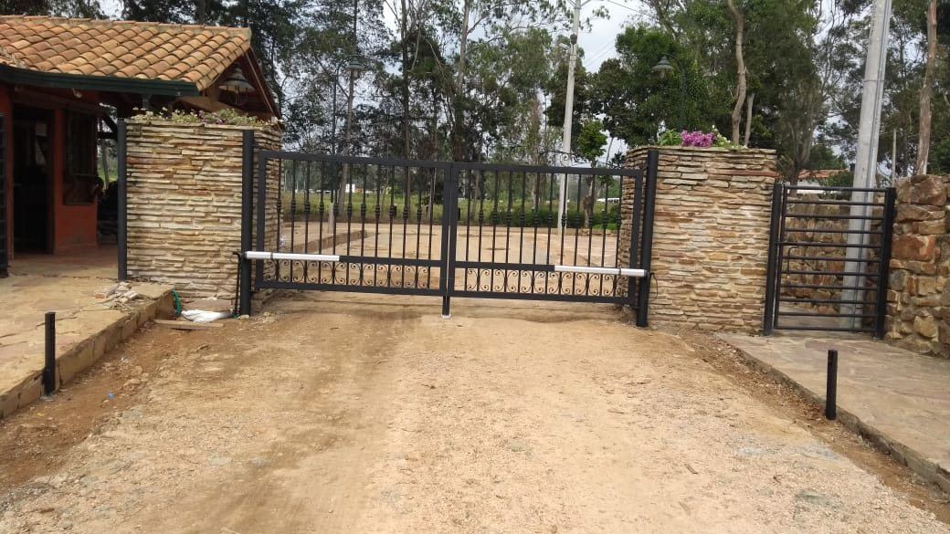 Portón batiente del Condominio Pueblito Acuarela II en Mesa de los Santos