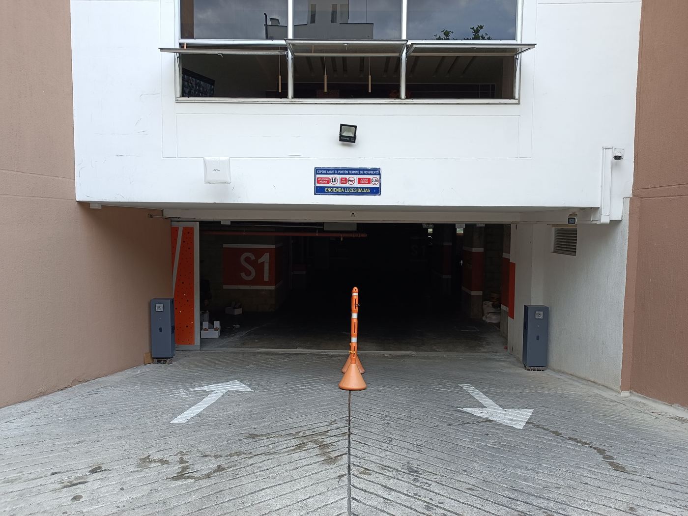 Acceso vehicular del Conjunto Residencial Quantum, vista 1