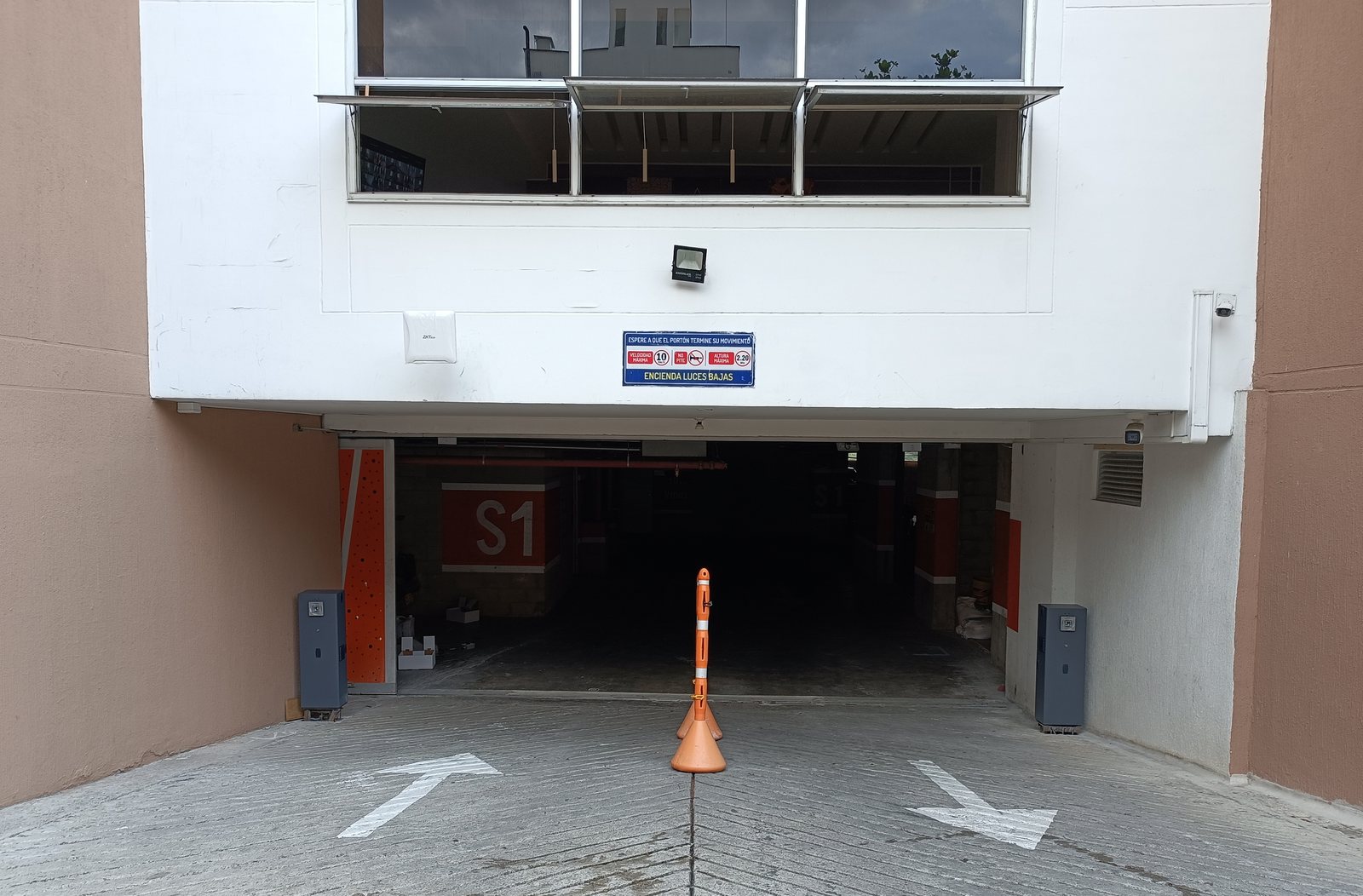 Acceso vehicular del Conjunto Residencial Quantum en Floridablanca