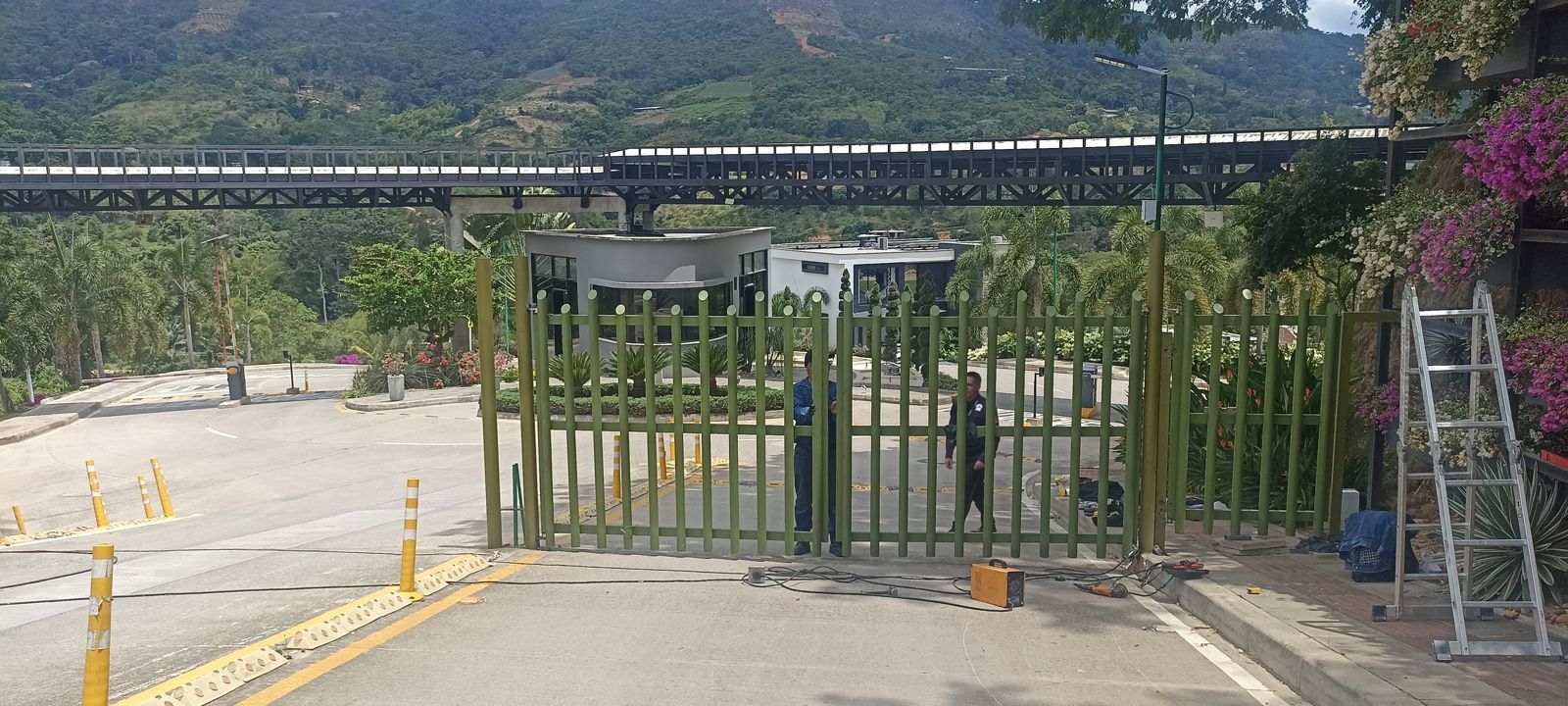 Portón batiente de dos hojas del Conjunto Ruitoque Parkhouse en Floridablanca