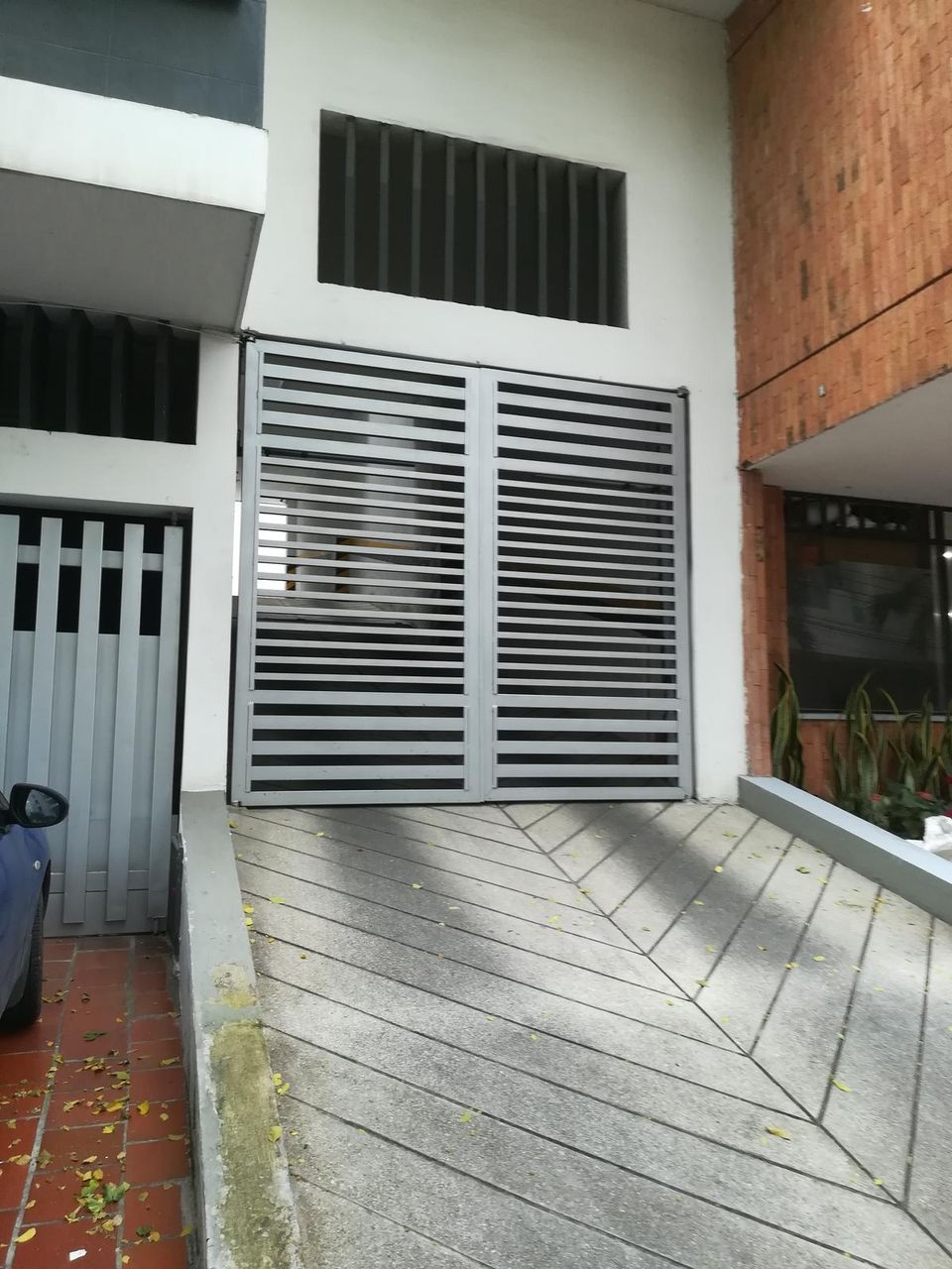 Portón batiente del Edificio San Luis en Bucaramanga
