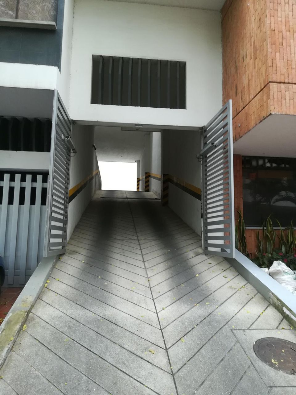 Vista complementaria del portón batiente del Edificio San Luis