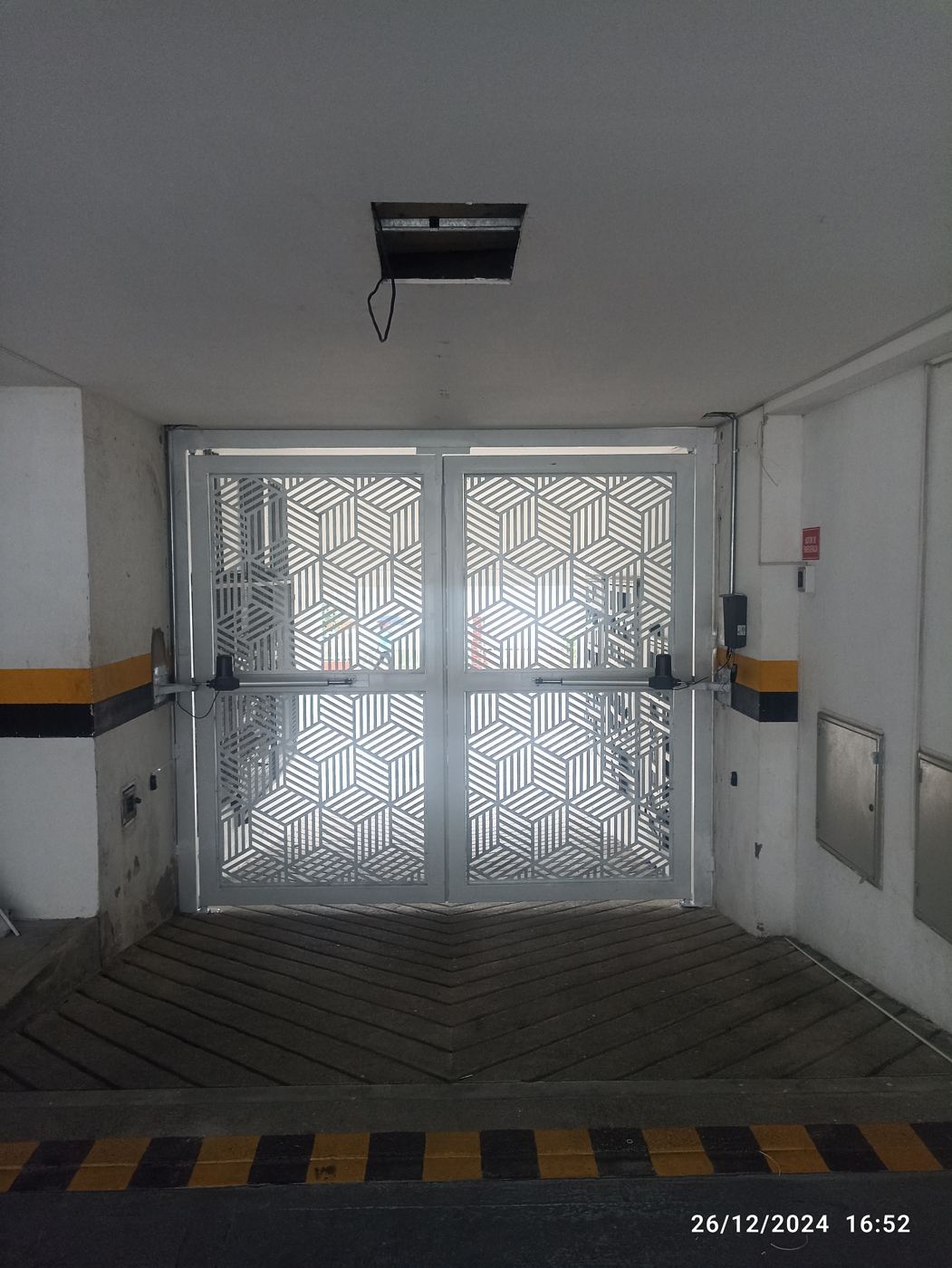 Portón batiente del Edificio Vaccoli, vista 4