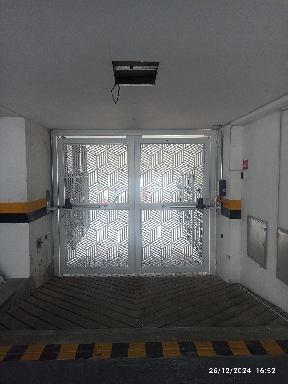 Vista adicional del portón de dos hojas del Edificio Vacolli