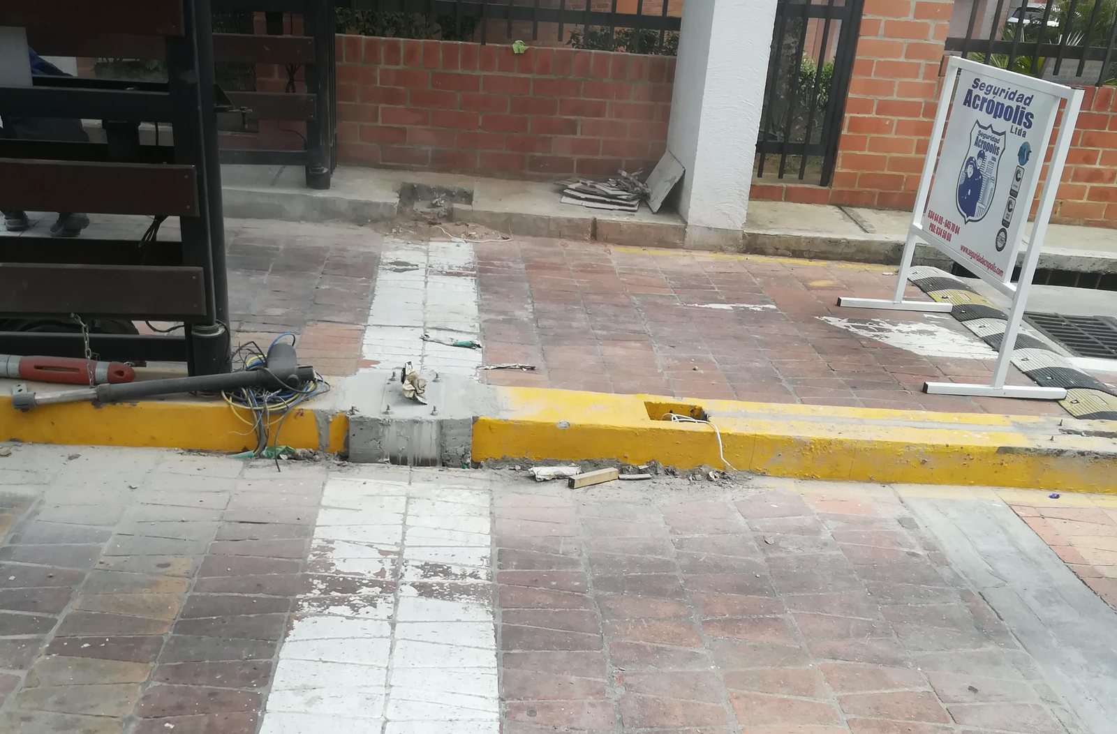 Acceso vehicular de la Urbanización Versalles Campestre en Floridablanca