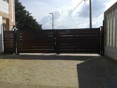 Portón batiente del Condominio Villaren en Mesa de los Santos