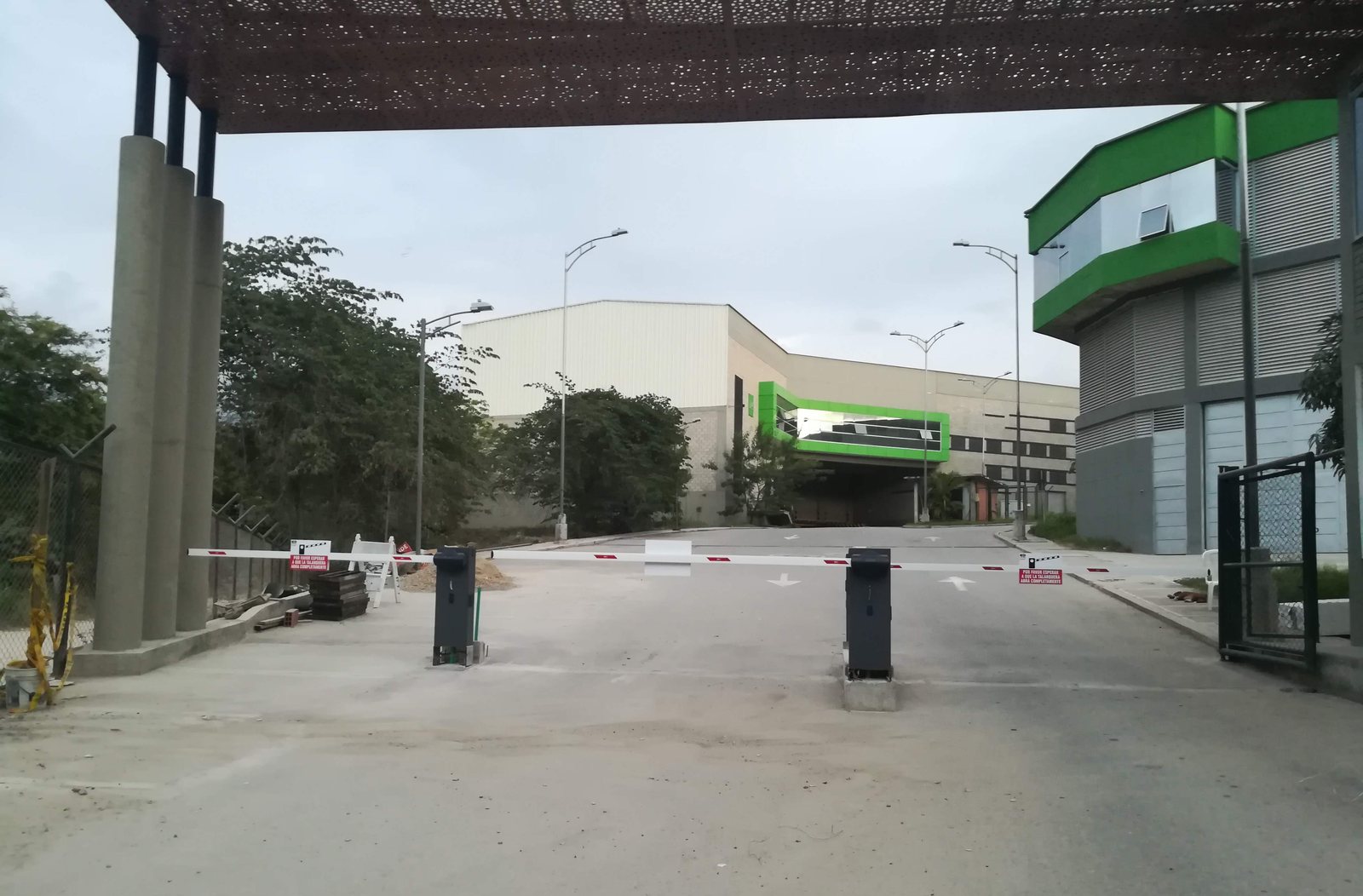 Vista del ingreso vehicular del Parque Industrial Zimura