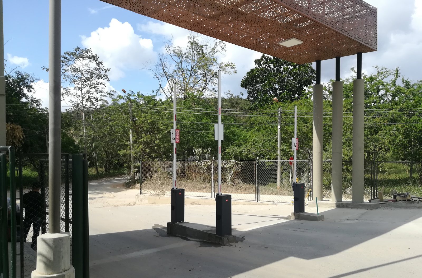 Talanqueras instaladas en un acceso industrial de Girón